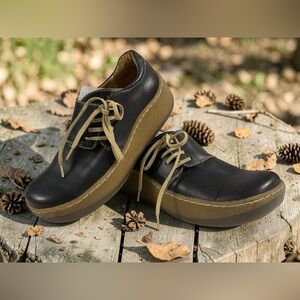 M.O.D. Women's Black Faux Leather w/Platform Gum Paste Styling Sole Size 9